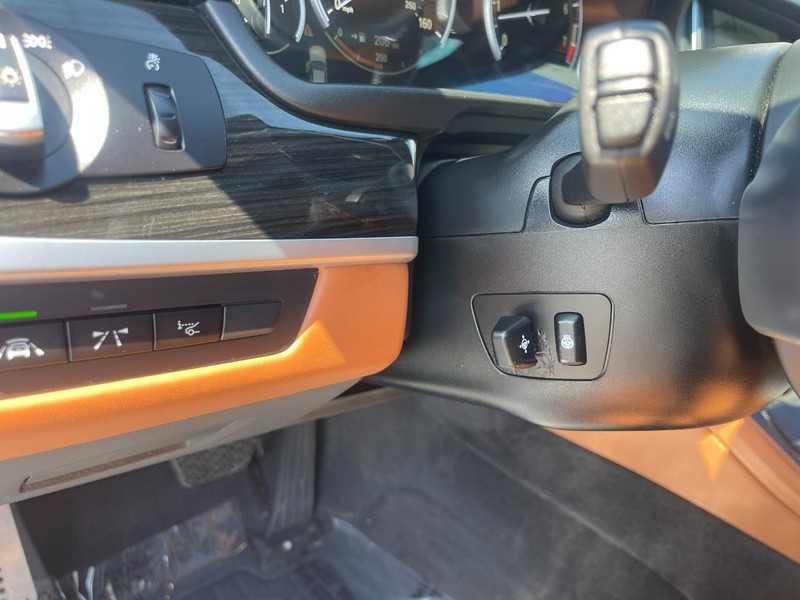 BMW 5 Series Vehicle Full-screen Gallery Image 29