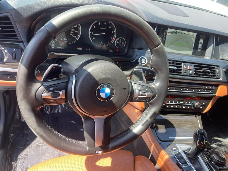 BMW 5 Series Vehicle Full-screen Gallery Image 30