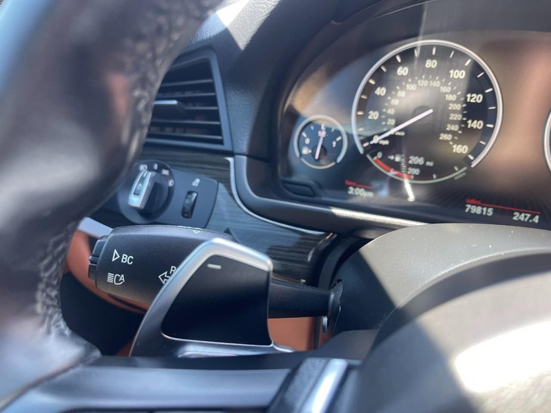 BMW 5 Series Vehicle Full-screen Gallery Image 33