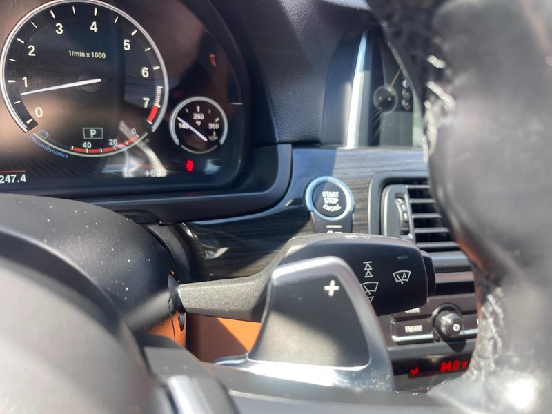 BMW 5 Series Vehicle Full-screen Gallery Image 34