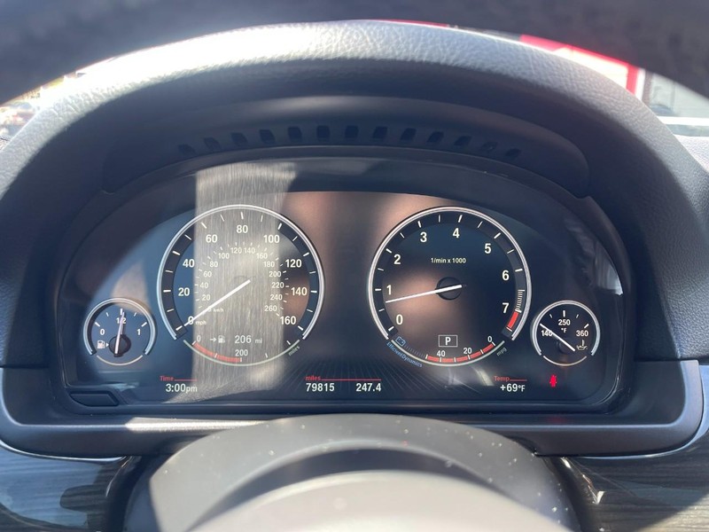 BMW 5 Series Vehicle Full-screen Gallery Image 35
