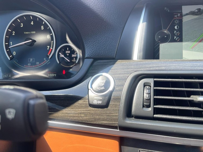 BMW 5 Series Vehicle Full-screen Gallery Image 36