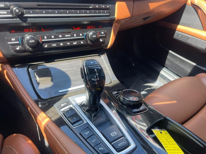BMW 5 Series Vehicle Full-screen Gallery Image 37