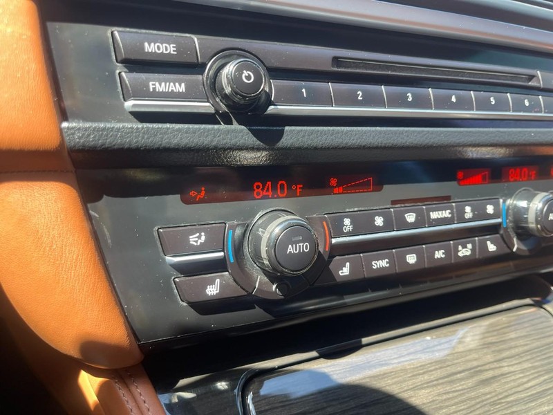 BMW 5 Series Vehicle Full-screen Gallery Image 38