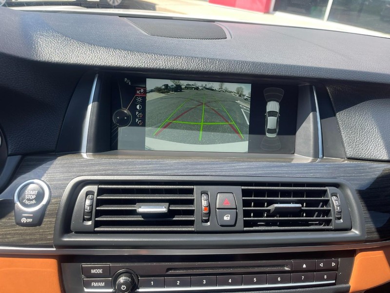 BMW 5 Series Vehicle Full-screen Gallery Image 39