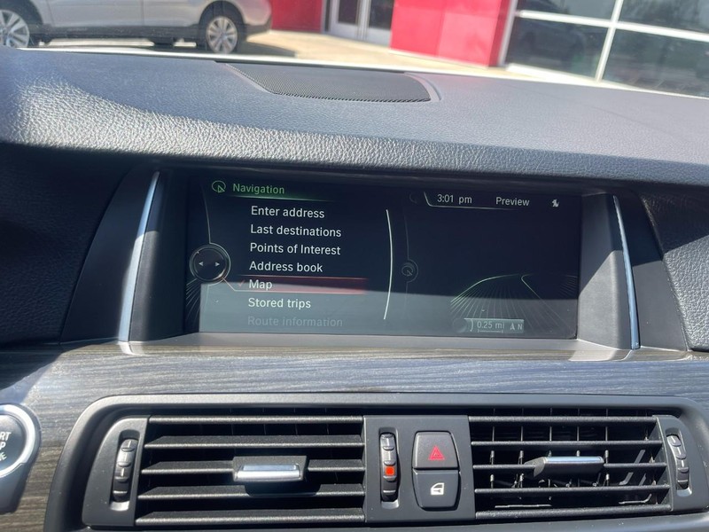 BMW 5 Series Vehicle Full-screen Gallery Image 40