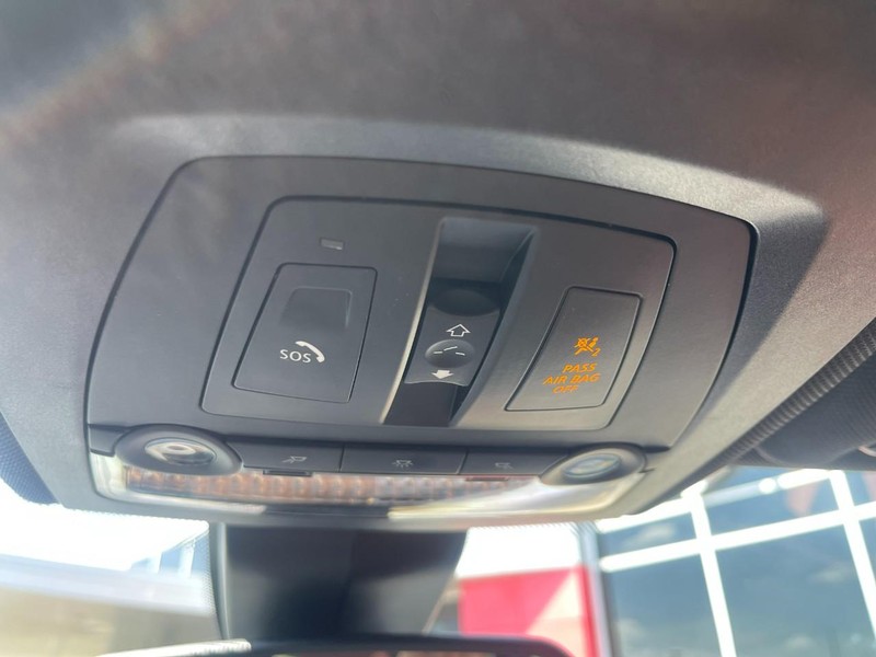 BMW 5 Series Vehicle Full-screen Gallery Image 42