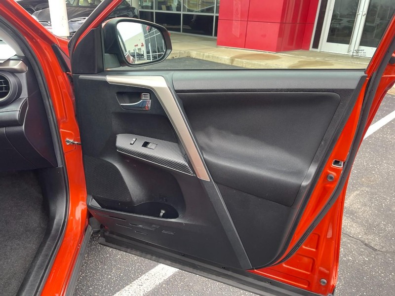 Toyota RAV4 Vehicle Image 12