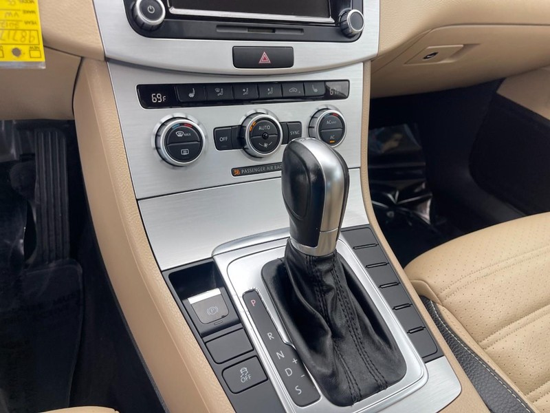 Volkswagen CC Vehicle Image 22