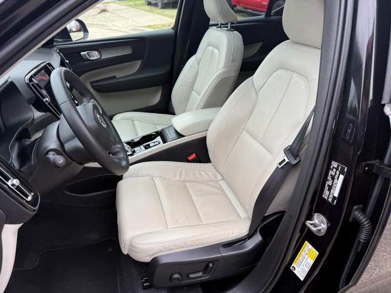 Volvo XC40 Vehicle Image 09