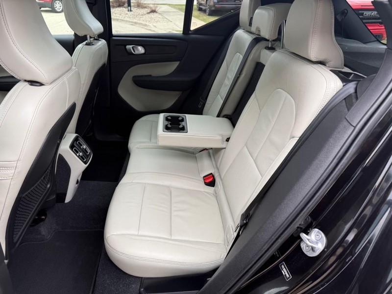 Volvo XC40 Vehicle Image 11