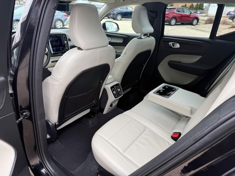Volvo XC40 Vehicle Image 12