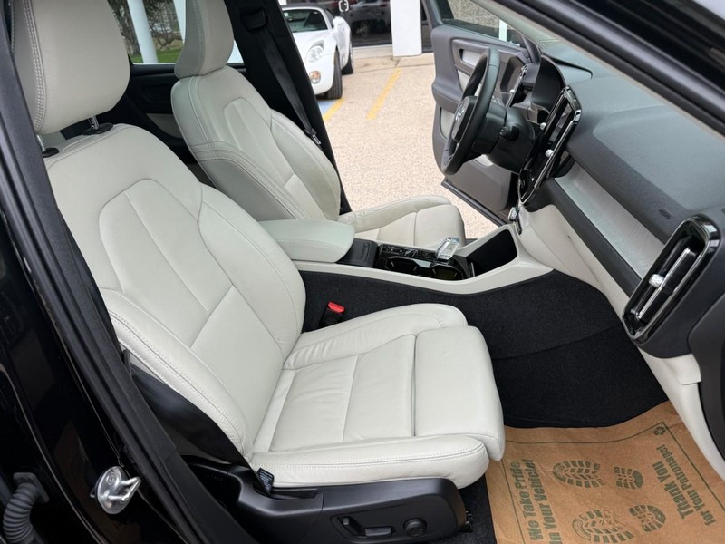 Volvo XC40 Vehicle Image 17