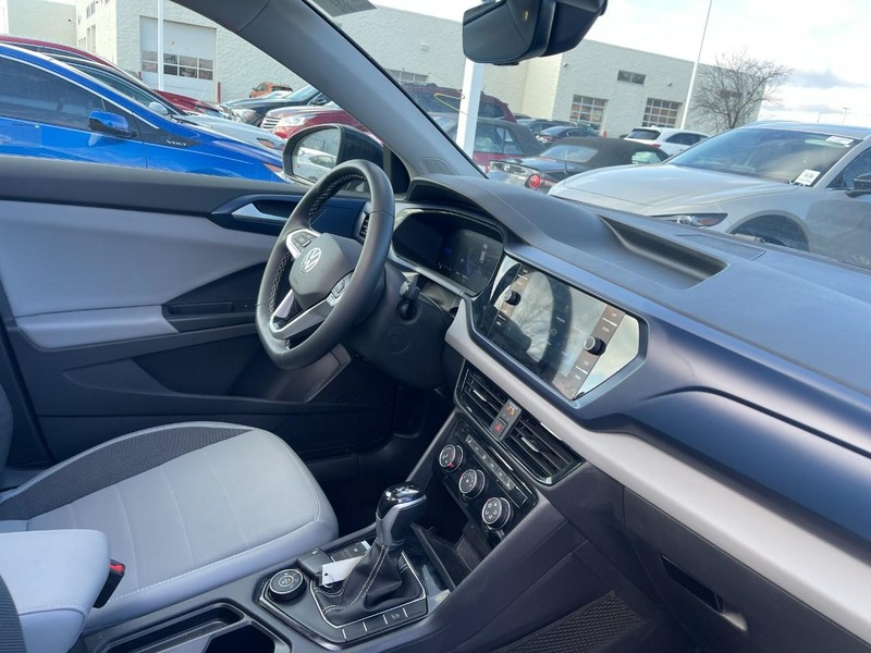 Volkswagen Taos Vehicle Image 02