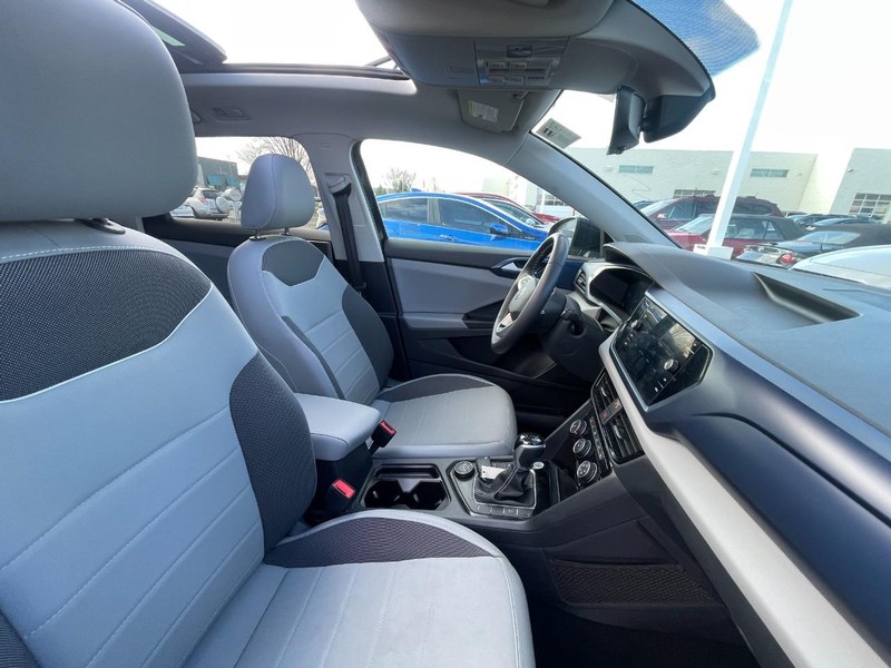 Volkswagen Taos Vehicle Image 04