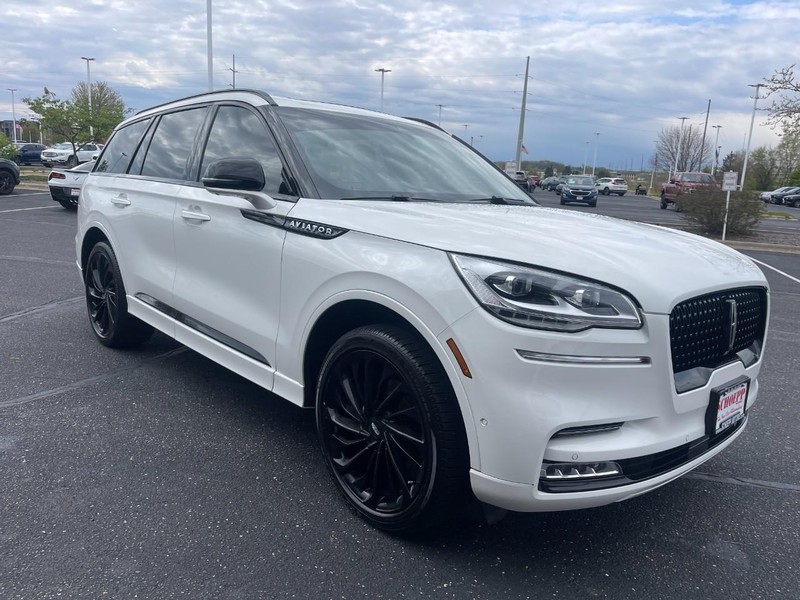 Lincoln Aviator Vehicle Image 02
