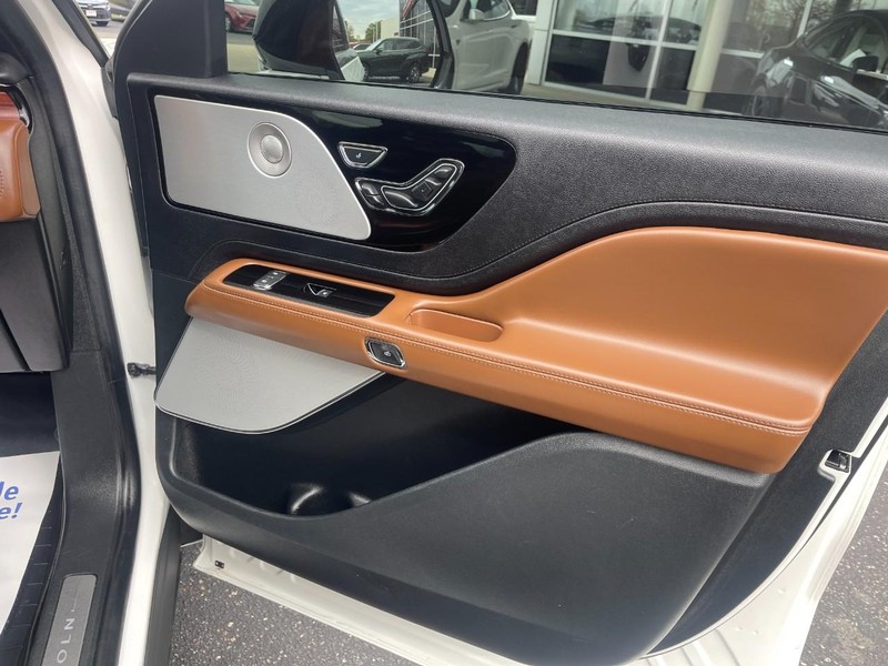 Lincoln Aviator Vehicle Image 09