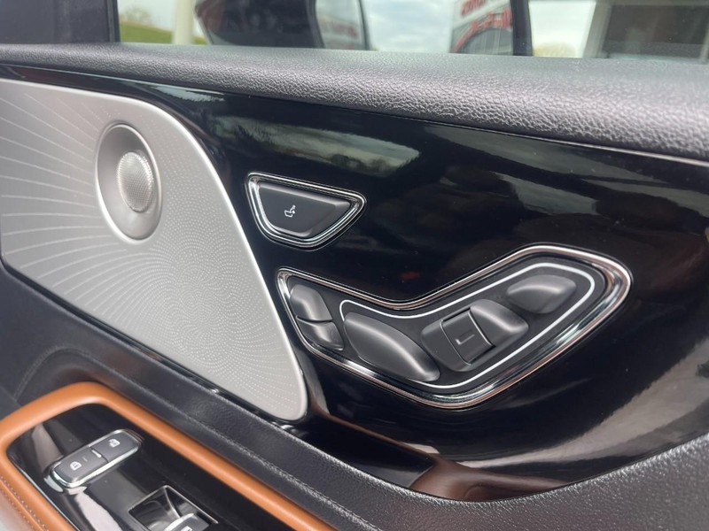 Lincoln Aviator Vehicle Image 10