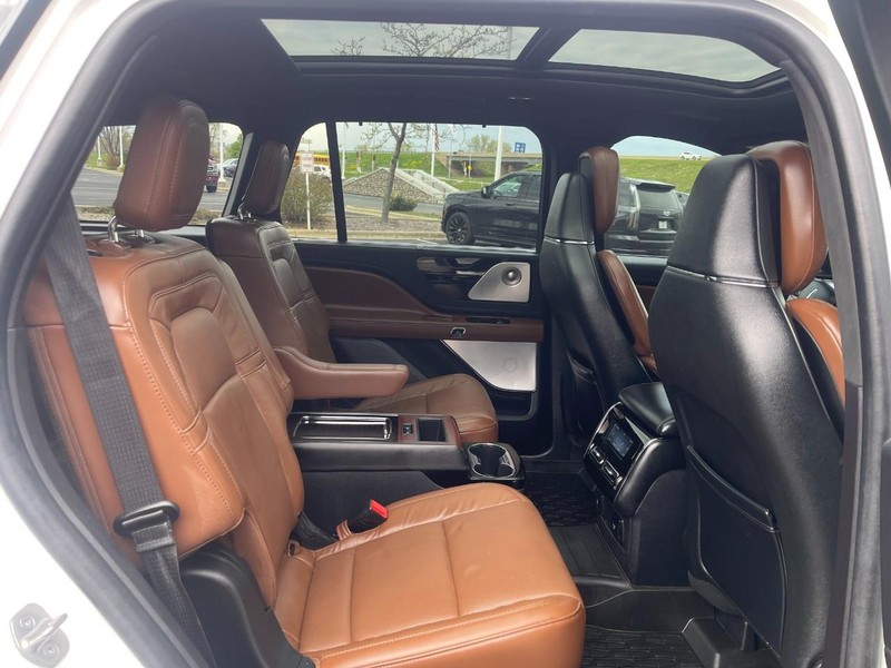 Lincoln Aviator Vehicle Image 11