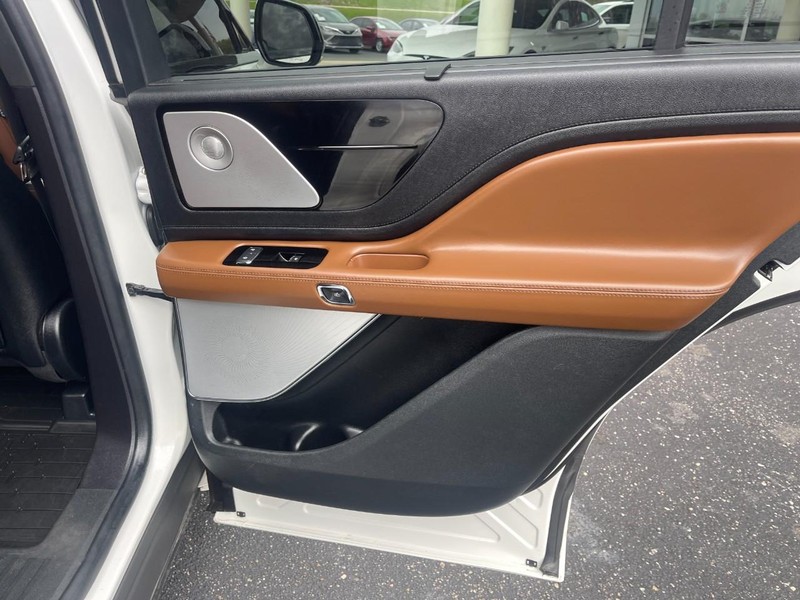 Lincoln Aviator Vehicle Image 14