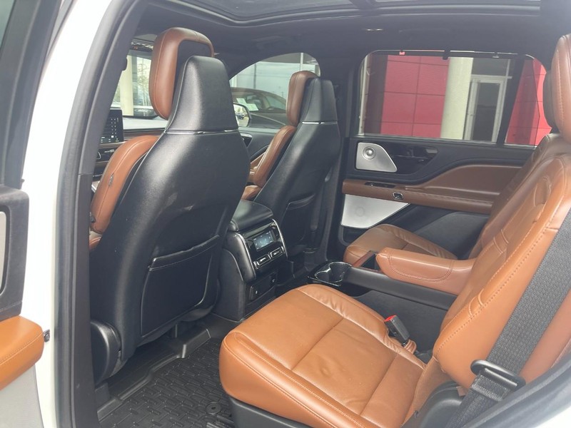 Lincoln Aviator Vehicle Image 18
