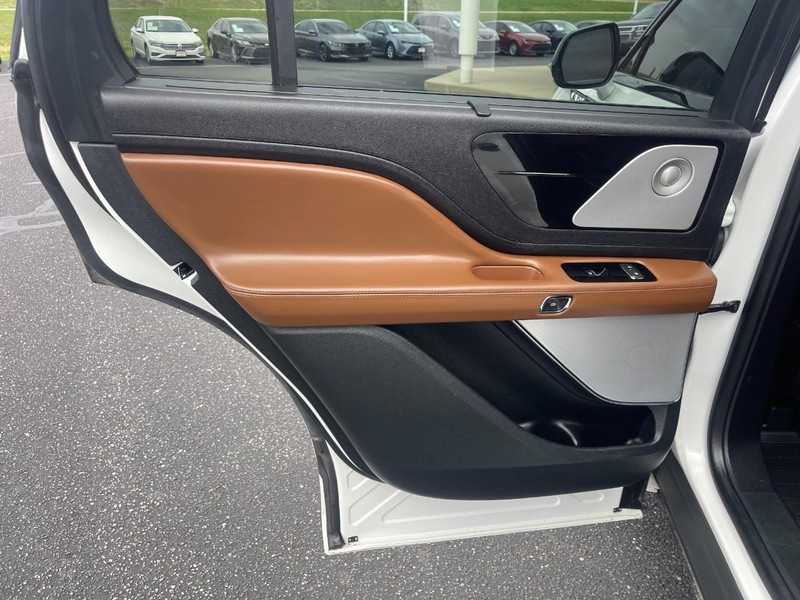 Lincoln Aviator Vehicle Image 19