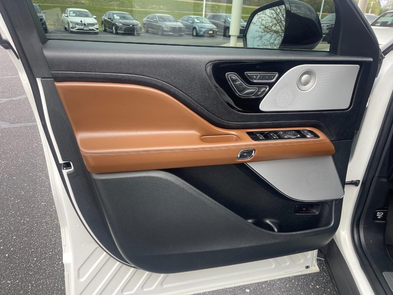 Lincoln Aviator Vehicle Image 21