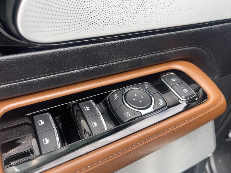 Lincoln Aviator Vehicle Image 23