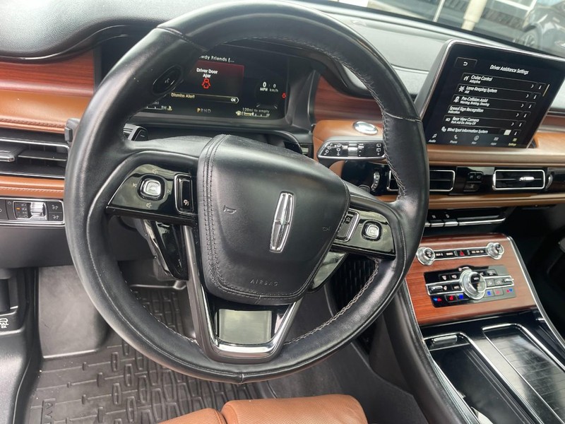 Lincoln Aviator Vehicle Image 26