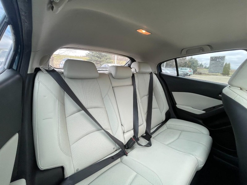 Mazda MAZDA3 5-Door Vehicle Image 05