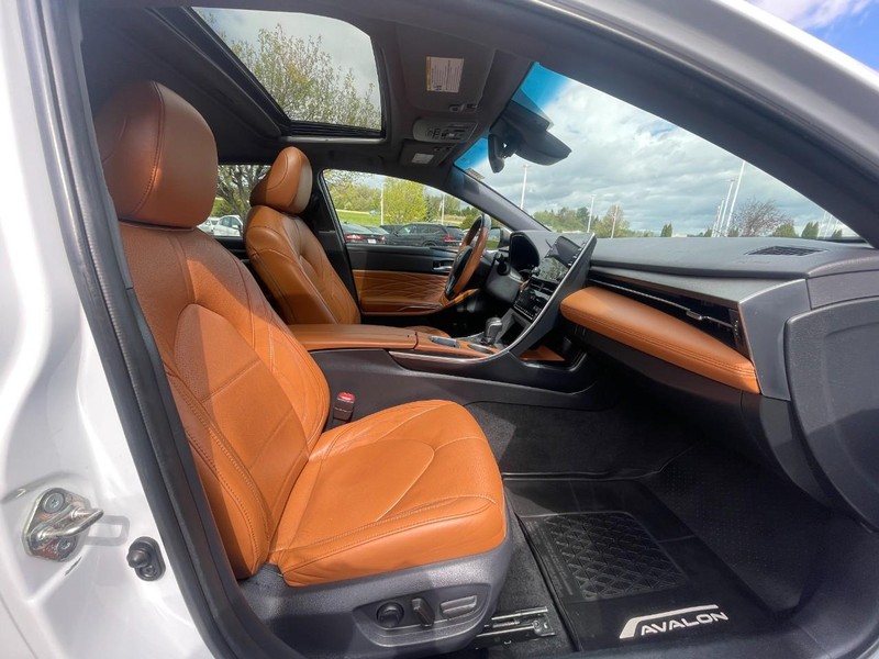 Toyota Avalon Vehicle Image 12