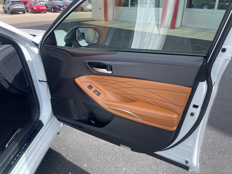 Toyota Avalon Vehicle Image 13