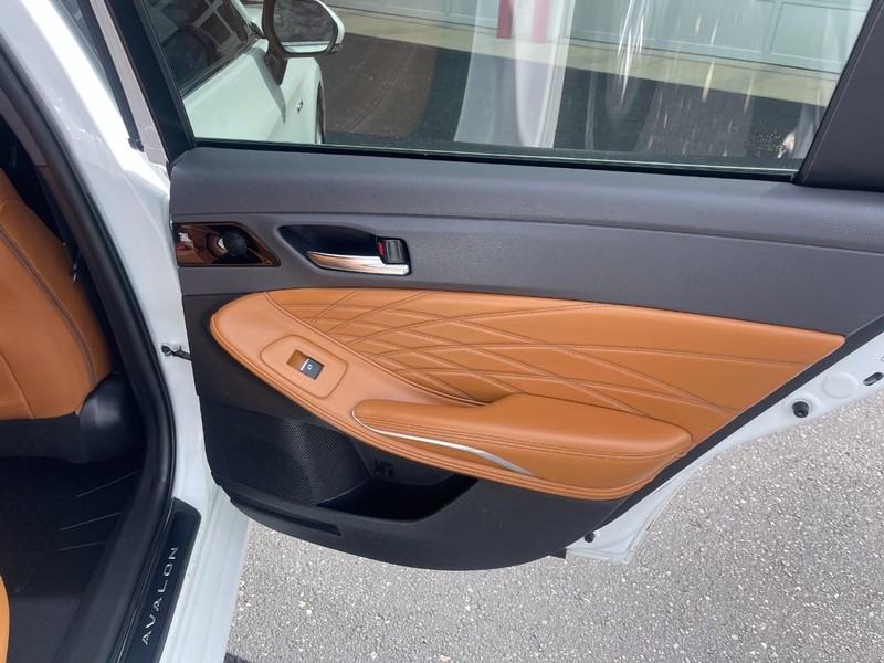 Toyota Avalon Vehicle Image 16