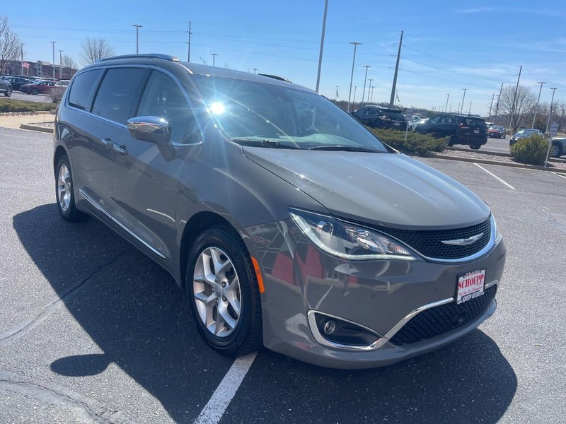 Chrysler Pacifica Vehicle Image 02