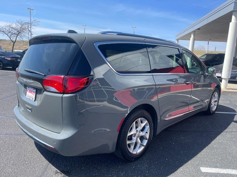 Chrysler Pacifica Vehicle Image 03