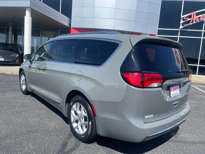 Chrysler Pacifica Vehicle Image 04