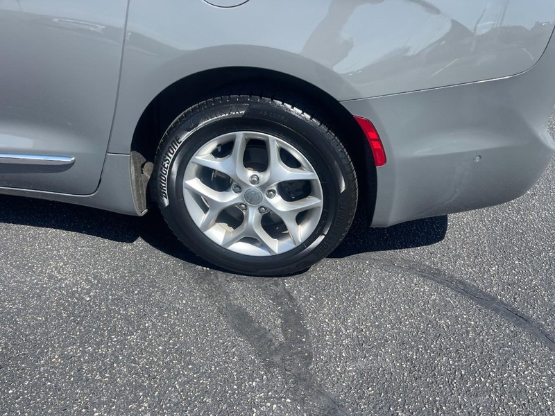 Chrysler Pacifica Vehicle Image 05