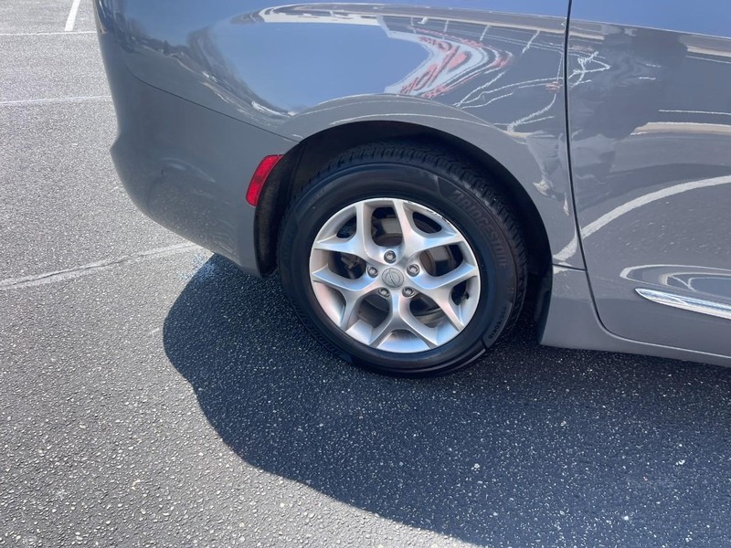 Chrysler Pacifica Vehicle Image 08