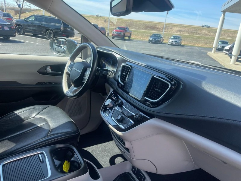 Chrysler Pacifica Vehicle Image 09