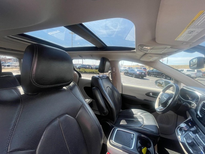 Chrysler Pacifica Vehicle Image 10