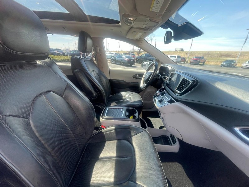 Chrysler Pacifica Vehicle Image 11