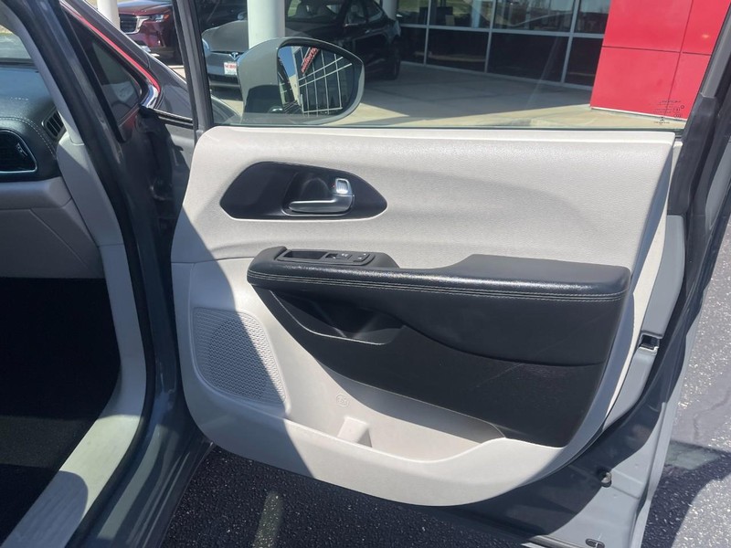 Chrysler Pacifica Vehicle Image 12