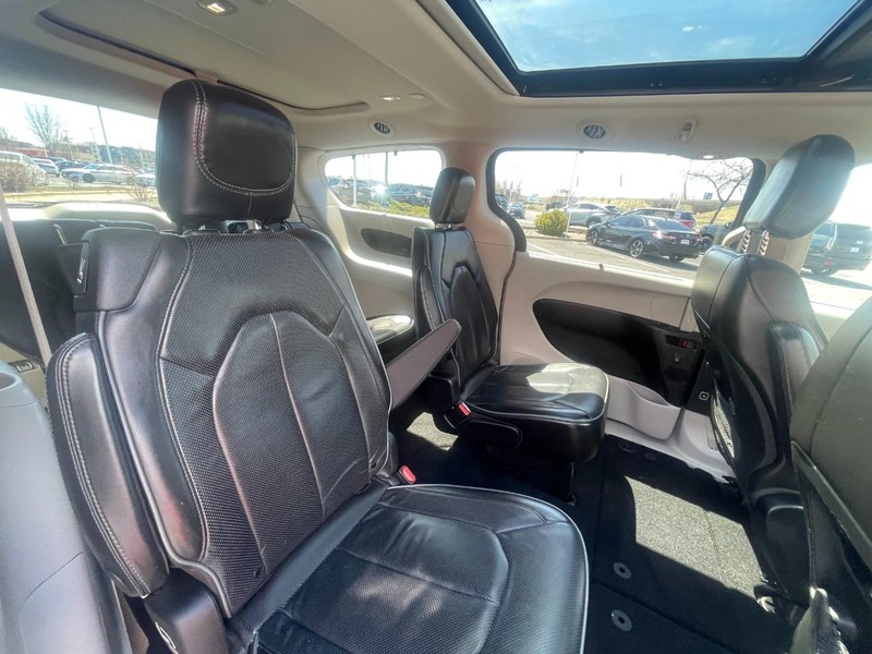 Chrysler Pacifica Vehicle Image 13