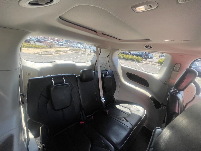 Chrysler Pacifica Vehicle Image 14