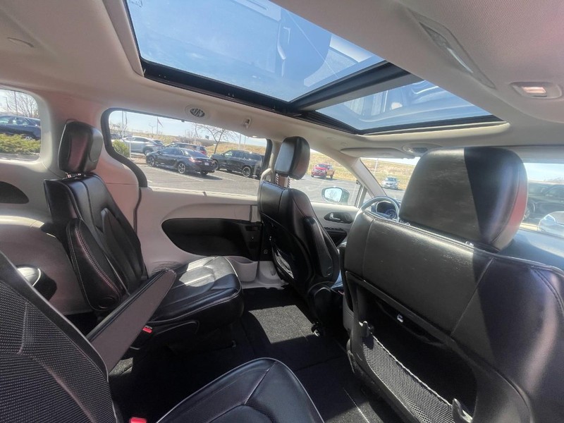 Chrysler Pacifica Vehicle Image 15