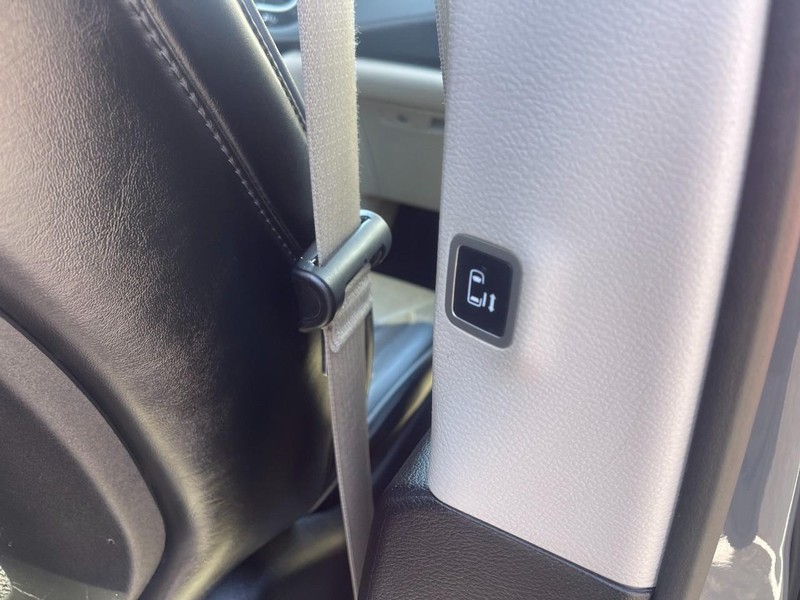 Chrysler Pacifica Vehicle Image 16