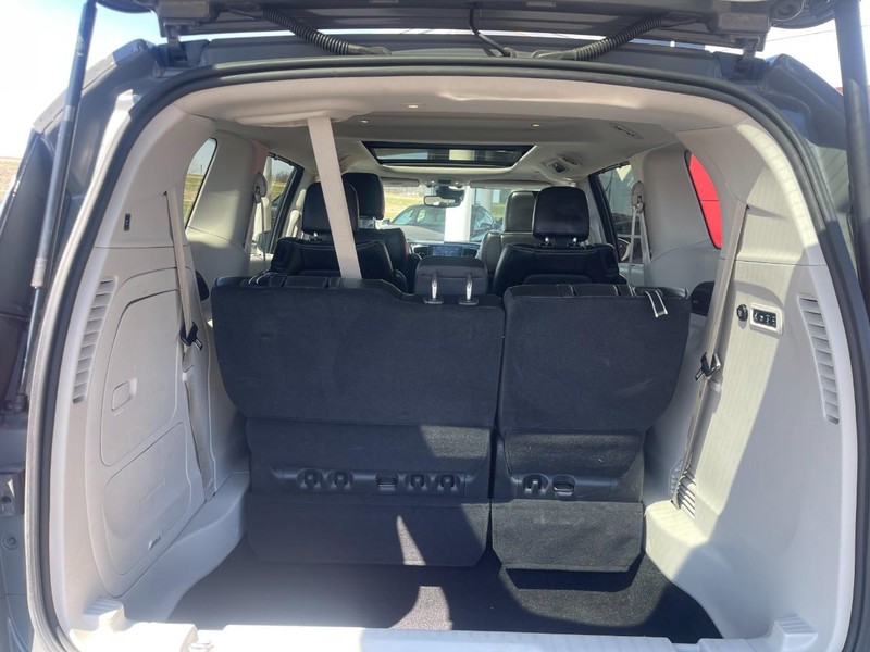 Chrysler Pacifica Vehicle Image 17