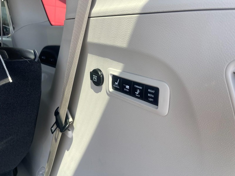 Chrysler Pacifica Vehicle Image 18