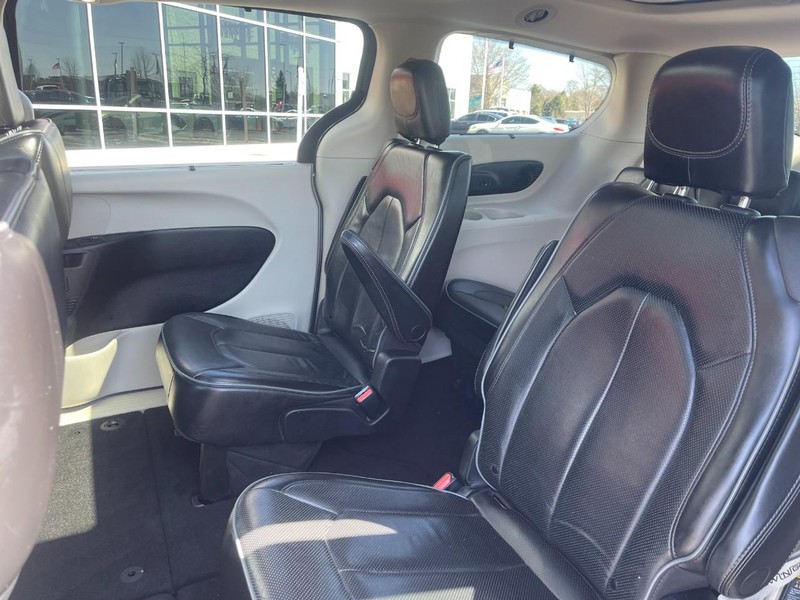 Chrysler Pacifica Vehicle Image 21