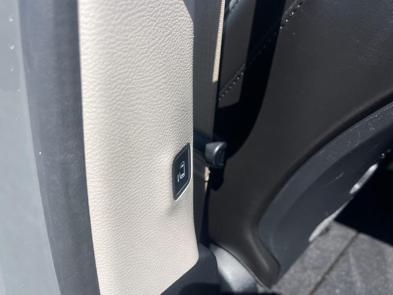 Chrysler Pacifica Vehicle Image 22